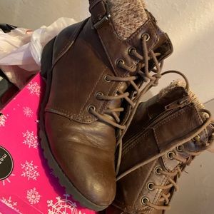 Boots size 3